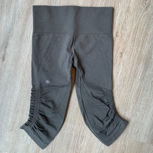LULULEMON Cropped Leggings